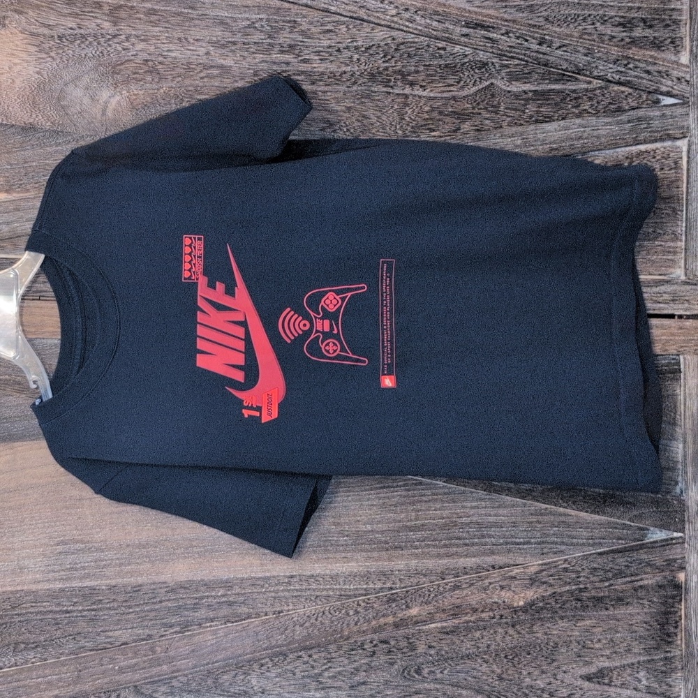 Boys Nike navy blue logo & controller print tshirt size L
